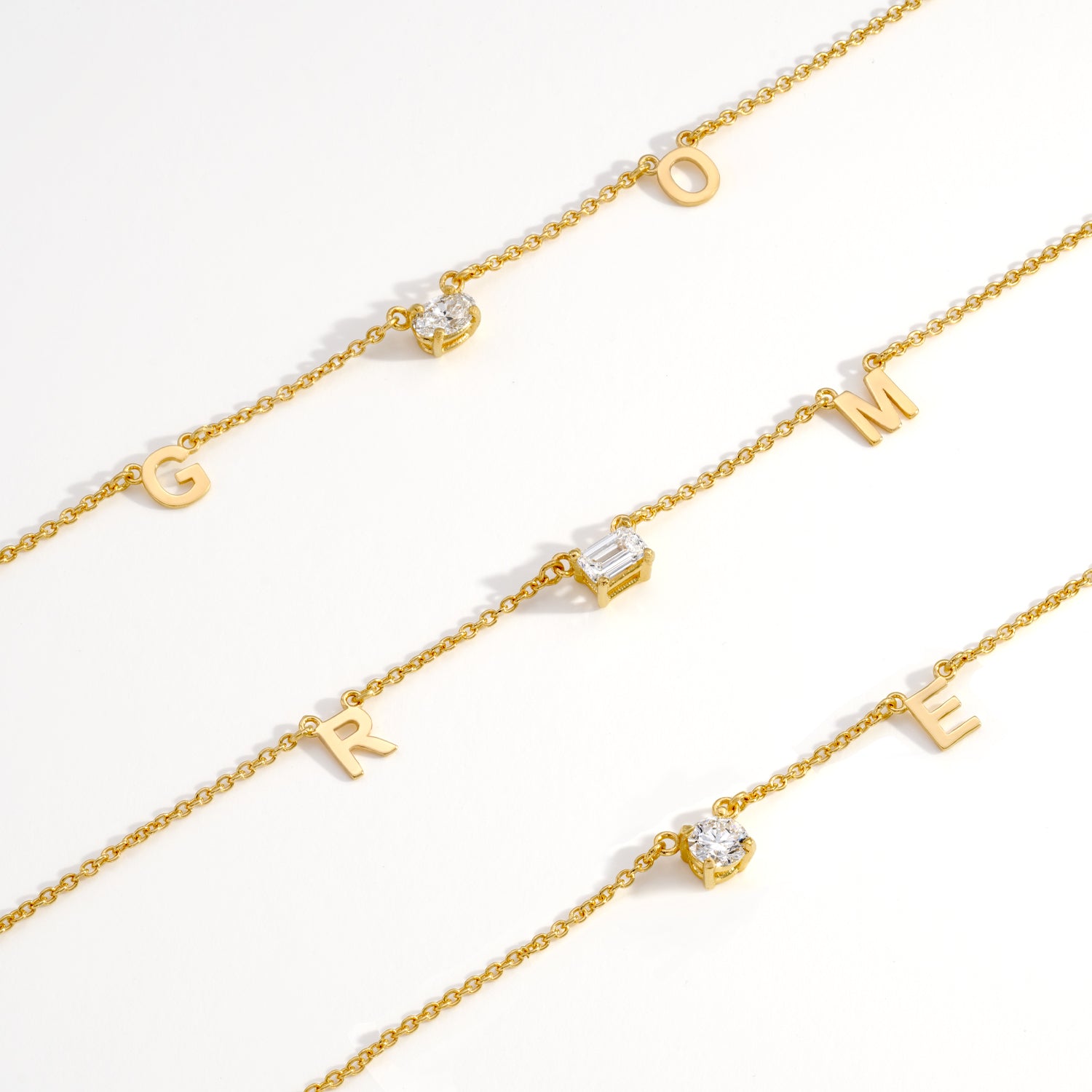 שרשרת אותיות אינז עם יהלום גדול בציפוי זהב ורמייל