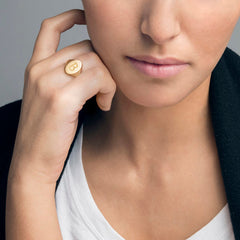 טבעת חותם אובלית לאישה עם חריטה - ציפוי זהב 18K