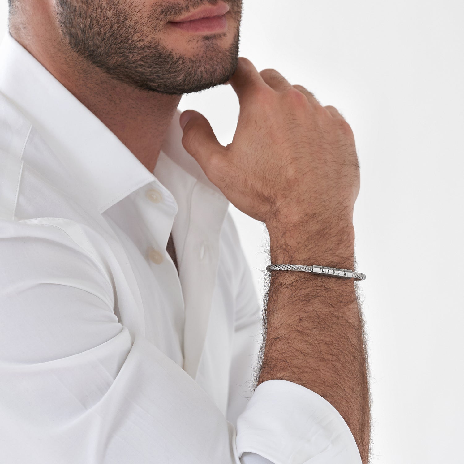 צמיד לגבר-  מתכת קלועה וחרוזי חריטה אישיים עם סוגר מגנטי