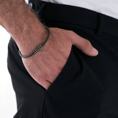 צמיד לגבר- מתכת קלועה שחורה וחרוזי חריטה אישיים עם סוגר מגנטי