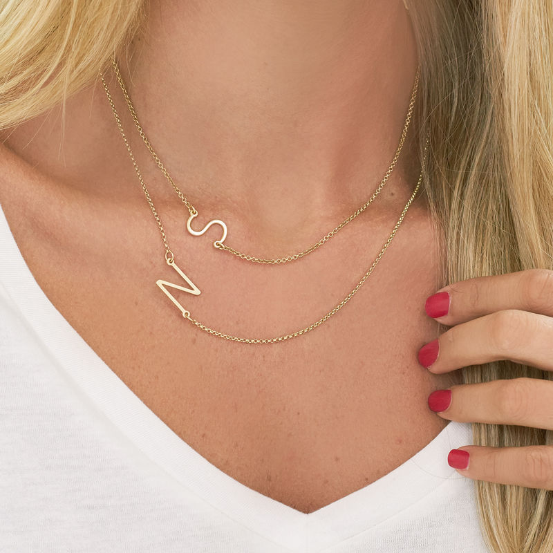 שרשרת עם אות: ציפוי זהב בעיצוב אסימטרי - My Name Necklace – MyNameNecklace