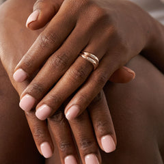 טבעת בצורת גל עם חריטה בציפוי זהב אדום 18 קראט -טבעת בודדת או כסט
